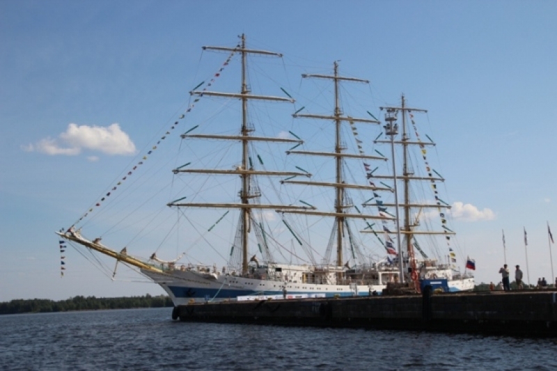 Парусник «Мир» вернулся в Санкт-Петербург