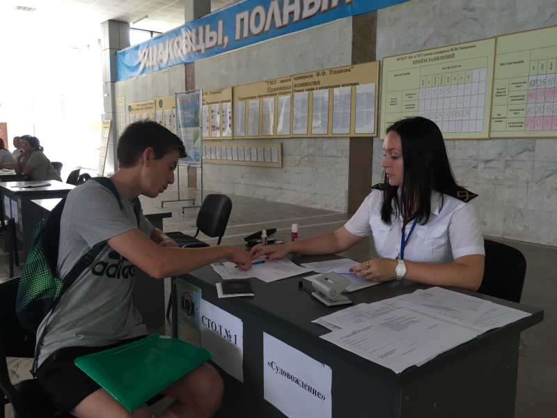 В Ушаковке принимают абитуриентов, а в Макаровке - утверждаются в выборе профессии
