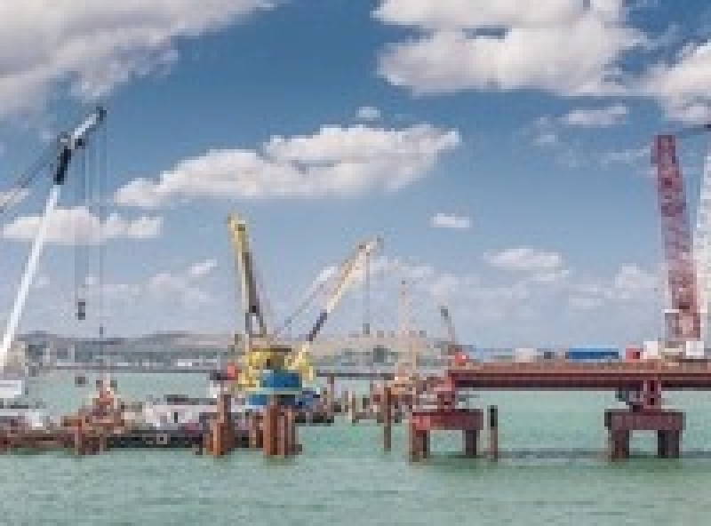 Строители начали сооружение судоходной части Крымского моста