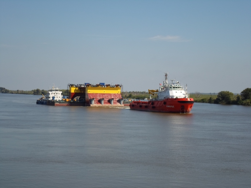В Каспийское море выведен опорный блок платформы для обустройства месторождения им. Филановского 