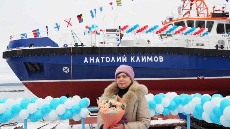 На Онежской ССЗ спущен на воду рабочий катер для Росморпорта с инновационной параллельной гибридной двигательной установкой