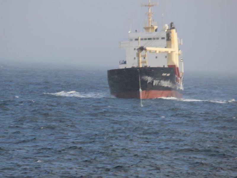 Сахалинские морские спасатели успешно завершили буксировку аварийного сухогруза в порт Южной Кореи