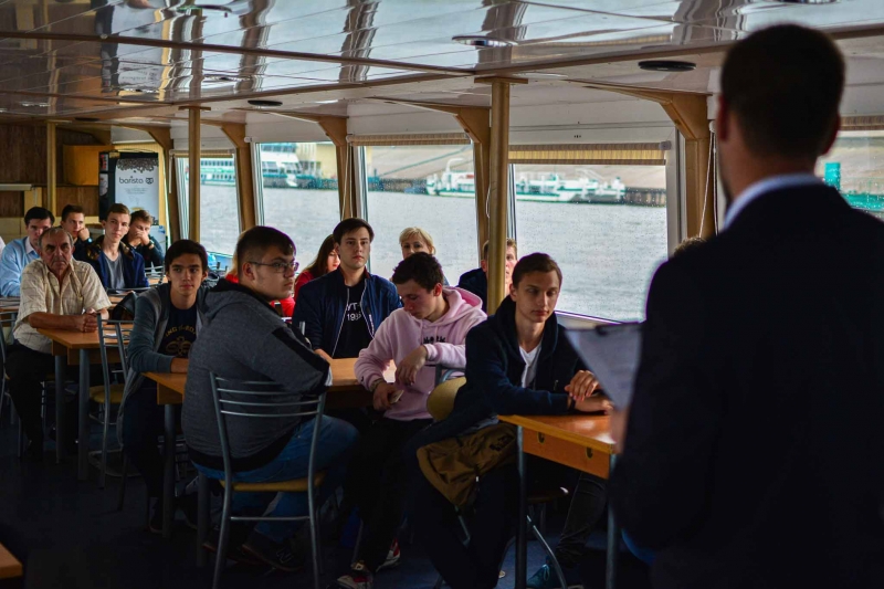 Абитуриентам ВГУВТ показали электронный и речной пути в мир водного транспорта 