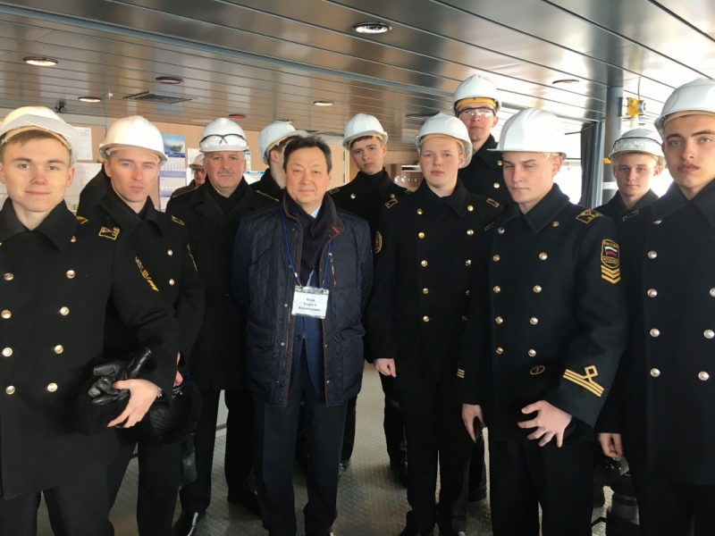 Курсанты СВМУ имени Гуженко стали первыми гостями ледокольного судна «Евгений Примаков», прибывшего к месту работы
