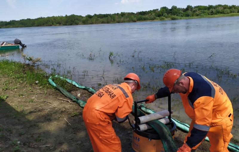 Каспийские морские спасатели устранили последствия разлива нефтепродуктов на Нижней Волге 