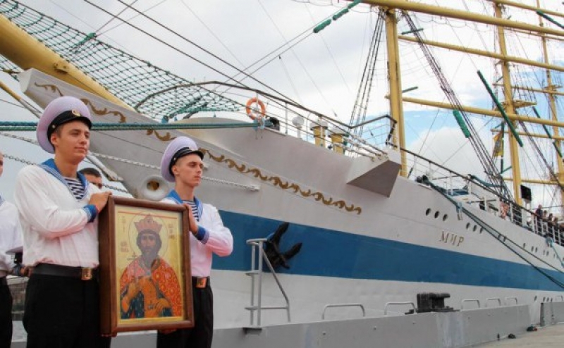 Курсантов, проходивших практику на учебном паруснике «Мир», по итогам плавания поздравили и поощрили