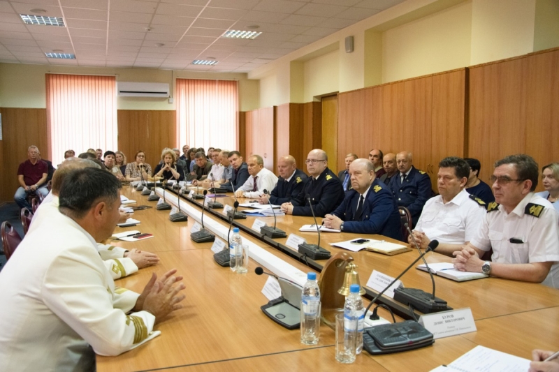 Замруководителя Росморречфлота поздравил с назначением нового ректора МГУ им адм Невельского и вручил дипломы выпусникам Морского колледжа 