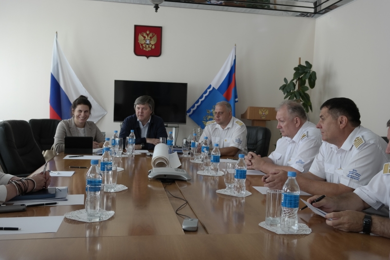 Виктор Олерский провел совещание с капитанами морских портов Приморья
